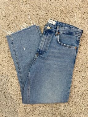 Zara Light Blue Cropped Frayed Hem Jeans